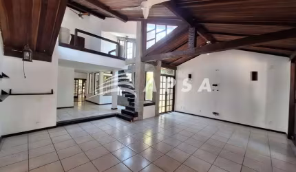 EXCELENTE CASA EM CONDOMÍNIO FECHADO BARRA DA TIJUCA  ESPETACULAR CASA EM ESTILO RÚSTICO NO CONDOMÍN