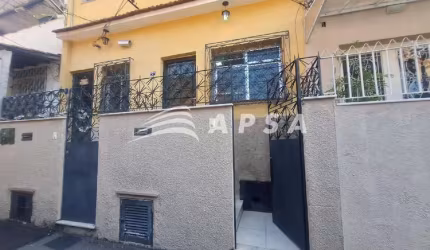 CASA DE VILA PRÓXIMO AO NORTE SHOPPING. COMPOSTA POR UMA AMPLA SALA, IDEAL PARA CRIAR UM AMBIENTE AC
