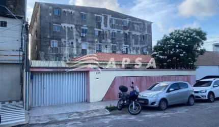 ALUGA CASA PLANA BEM PRÓXIMO A AVENIDA OLIVEIRA PAIVA. ÓTIMA PARA INSTALAR SEU NEGÓCIO. TERRENO COM