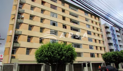 APARTAMENTO TRES QUARTOS MUITO BEM LOCALIZADO NA PONTA VERDE. O EDIFICIO MORADA TROPICAL FICA NA RUA