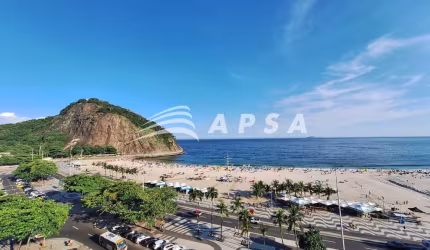 NO CORAÇÃO DA AVENIDA ATLÂNTICA 416, UM ELEGANTE APARTAMENTO SE ERGUE FRENTE À DESLUMBRANTE PRAIA DO