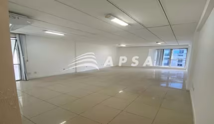 SALA COMERCIAL NO COMERCIO. COMPOSTA POR 48 M², CLIMATIZADA E COM BANHEIRO PRIVATIVO. EXCELENTE PARA