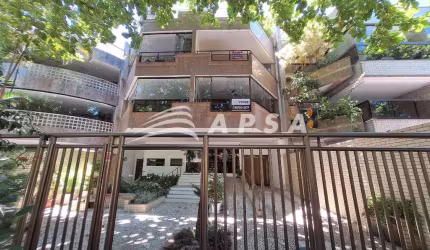 ÓTIMO APARTAMENTO COM 138M2, PRÓXIMO À PRAIA E EM RUA ARBORIZADA! DE FRENTE, COM VARANDÃO, ARMÁRIOS