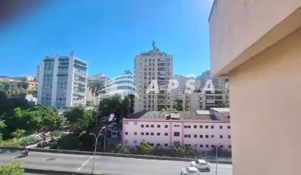 COBERTURA DUPLEX EM LARANJEIRAS. NO PRIMEIRO PISO, UM AMBIENTE ACONCHEGANTE COM SALA INTEGRADA À VAR
