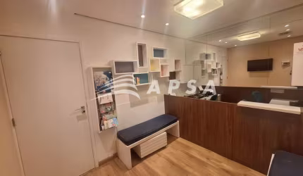 MARAVILHOSA SALA COMERCIAL NO COND. BARRA TRADE I, TODA REFORMADA, COM 44M², HALL DE ENTRADA, RECEPÇ