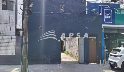 OPORTUNIDADE DE GALPÃO NA RUA TIROL - JACAREPAGUÁ. COM ENTRADA PARA A FRENTE DA RUA, O ESPAÇO POSSUI