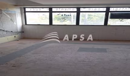 SALA COMERCIAL NO VALQUEIRE, EXCELENTE LOCALIZAÇÃO PONTO DE CONDUÇÃO NA FRENTE. O PRÉDIO CONTA COM D