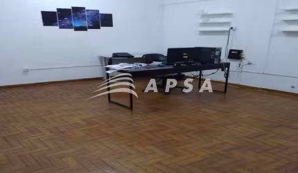 SALA AMPLA COM PISO DE TACO BEM NO CENTRO DE BELO HORIZONTE  2 ELEVADORES. 1BANHEIRO. PERTO DE LOJAS
