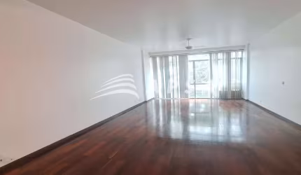 APARTAMENTO EM COPACABANA, COMPOSTO POR SALA AMPLA COM DOIS AMBIENTES, TRÊS QUARTOS, SENDO UM DELES