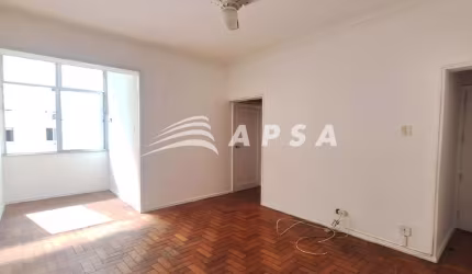 APARTAMENTO NO FLAMENGO, AO ENTRAR, VOCÊ É RECEBIDO POR UMA SALA ACONCHEGANTE, IDEAL PARA RELAXAR DE
