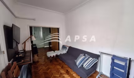 EM UMA DAS RUAS MAIS ENCANTADORAS DA URCA, O APARTAMENTO NA RUA CÂNDIDO GAFFRÉE, É UM VERDADEIRO REF