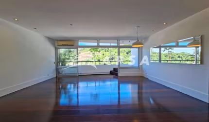 O APARTAMENTO TEM 200 M2, SALÃO, SALA DE JANTAR COM VISTA PARA O MAR E VERDE. 4 QUARTOS ( 2 SUÍTES )