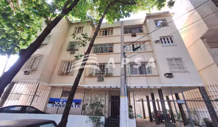 EXCELENTE APARTAMENTO DE 67M², DE FRENTE, BEM AREJADO, PINTURA NOVA. COMPOSTO POR SALA AMPLA, 2 QUAR