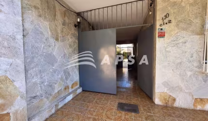 EM UMA RUA TRANQUILA E COM EXCELENTE LOCALIZAÇÃO, ESTA CASA ESPAÇOSA PARA ALUGUEL É O LAR PERFEITO P