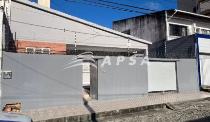 CASA PLANA. TERRENO 12 DE FRENTE POR 20 DE FUNDOS. ÁREA TERRENO 240M².ÁREA CONSTRUÍDA 120M². GARAGEM