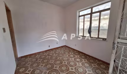 EM UMA RUA CALMA E BEM LOCALIZADA, ESTA CASA ESPAÇOSA PARA ALUGUEL É PERFEITA PARA QUEM BUSCA TRANQU
