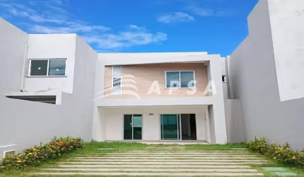 LOCALIZADA NO CONDOMÍNIO ABSOLUTO, ESSA CHARMOSA CASA OFERECE CONFORTO E PRATICIDADE A POUCOS MINUTO