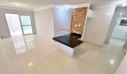 Apartamento de 3 quartos sendo uma suíte reformado com porcelanato a 10 metros da praia do Tombo