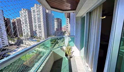 Apartamento 2 Dormitórios (1 suíte) Sala com sacada Frente Rua Cozinha Americana com Armários 200 metros do Mar Piscina Churrasqueira Salão de Jogos