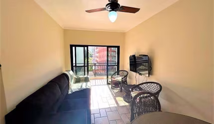 Apartamento 2 Dormitórios (1 suíte) Sala com sacada Cozinha com Armários 250 Metros do Mar.