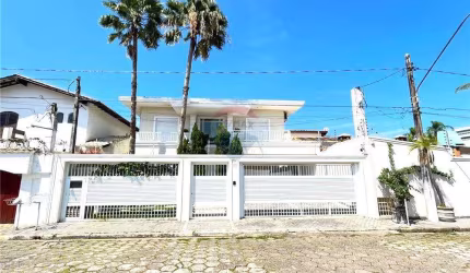 Casa Alto Padrão alguns metros da Praia da Enseada com 5 Suítes.