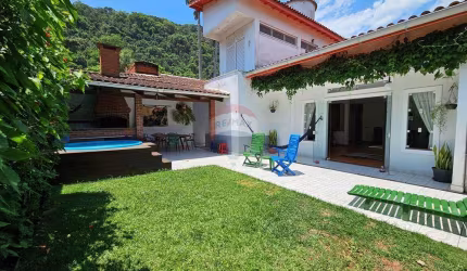 Casa à venda Guarujá - Piscina e churrasqueira - 5 dormitórios - Garagem p/3 carros - Guaiuba