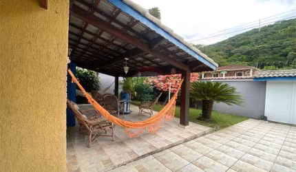 Casa a duas quadras da Praia do Guaiuba ,paraíso pronto pra morar.