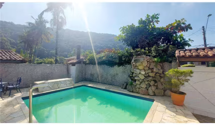 Casa com 4 dormitórios, 1 suíte, sala 2 ambientes, cozinha, área de serviço, piscina e Churrasqueira