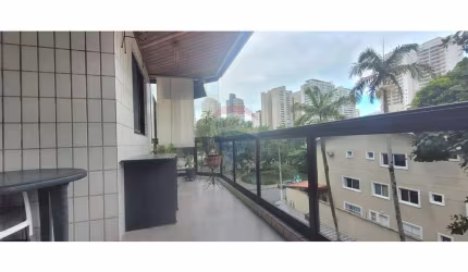Apartamento com 2 dormitórios, sendo 1 suíte, sala com 2 ambientes e sacada envidraçada.