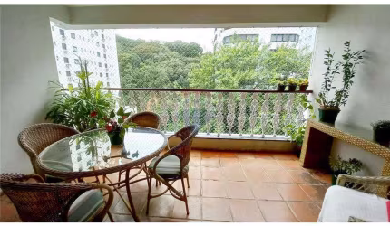 Apartamento com 136 m2 a 300 metros da praia de Pitangueiras a venda