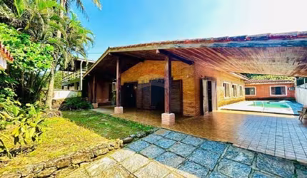 Casa exclusiva Beira-Mar à venda Guarujá: 3 Dormitórios em Localização privilegiada