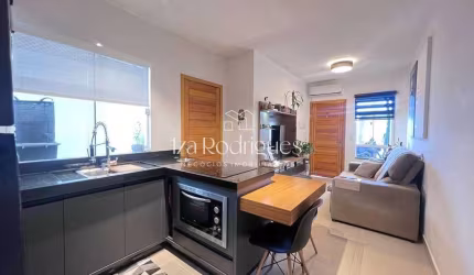 Casa Geminada com suíte no bairro Santa Regina
