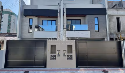 Sobrado com 3 Quartos , 226m² no bairro Centro