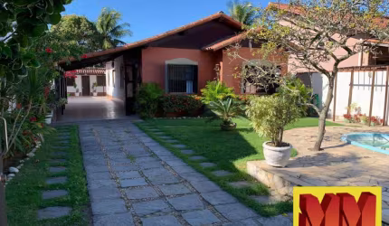 Linda casa com quintal e piscina a 8 minutos da Praia do Forte.
