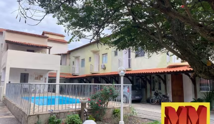 Casa com três quartos em condomínio com lazer