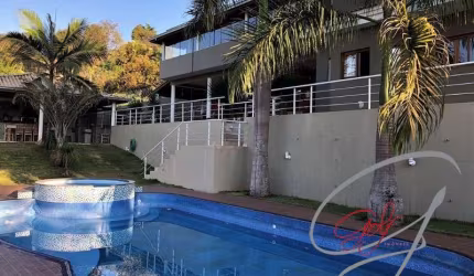 Casa com 890m² Chácara Santa Lucia - Carapicuíba, SP, moderna mansão com 5 suítes, 6 garagens e lazer completo.