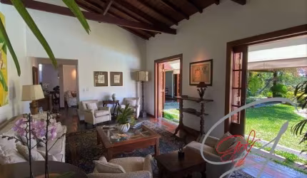 Imóvel de 410m² com 4 Dormitórios, sendo 2 Suítes, 6 Banheiros e 5 vagas de garagem, sendo 3 cobertas, localizado no miolo da Granja.