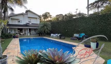 Linda Casa integrada 80% mobiliada em Cotia/SP com 4 Suítes, Piscina e 5 Vagas de Garagem, ótimo acabamento. Excelente localização com linda vista.
