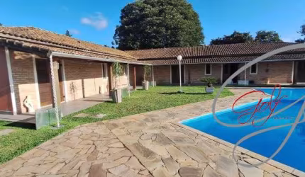 CHÁCARA A VENDA, CAUCAIA DO ALTO, COTIA, 470 M² A/C, 1.800 M² A/T, 4 DORMITÓRIOS ESPAÇOSOS, 3 SUÍTES, SALA COM LAREIRA, CASA TODA AVARANDADA COBERTA.