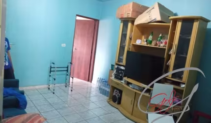 CASA A VENDA NO BAIRRO VILA YARA, COM 2 DORMITÓRIOS, 2 BANHEIROS, COZINHA, 2 VAGAS DE GARAGEM.