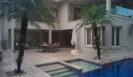 Vendo casa de condomínio no Tamboré 2, com acabamento impecável, com amplos ambientes. Alphaville
