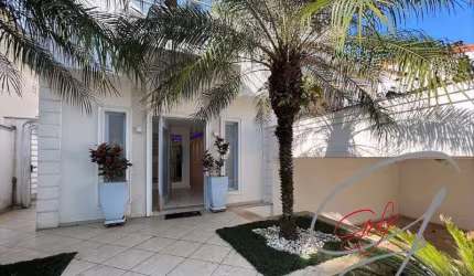 Casa para venda em Cotia, com 4 suítes e vagas.