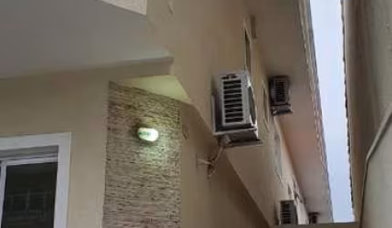 Imperdível casa à venda em Osasco-SP, na Vila Yara: 3 quartos, 2 suítes, 2 salas, 4 banheiros, 6 vagas de garagem e 300m².