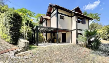 Casa residencial para Venda Granja Viana, Carapicuíba 3 dormitórios sendo 3 suítes, 3 salas, 1 banheiro, 3 vagas 183,31 m² construída, 343,73 m² terreno