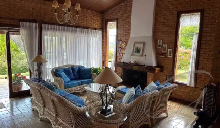 Excelente imóvel residencial à venda no Condomínio Porto de Ibiúna, em Ibíúna, Estado de São Paulo, constituído de casa mais anexo.