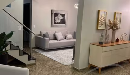 Imperdível residência à venda no Centro de Osasco-SP: 4 quartos, 1 suíte, 3 salas, 5 banheiros, 4 vagas e 354m²!