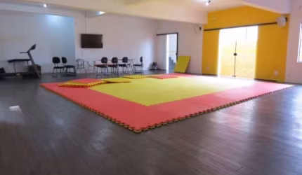 Imóvel comercial excepcional na Vila Yara, Osasco-SP: 5 quartos, 10 salas, 4 banheiros, 1 vaga de garagem - 600,00 m².