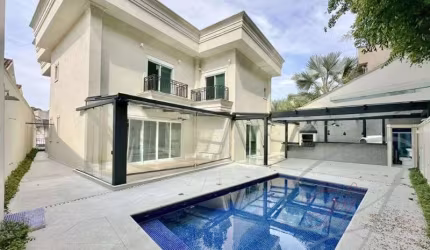 Casa residencial para Venda Granja Viana, Cotia 4 dormitórios sendo 4 suítes, 3 salas, 6 banheiros, 4 vagas 468,49 m² construída, 500,92 m² terreno
