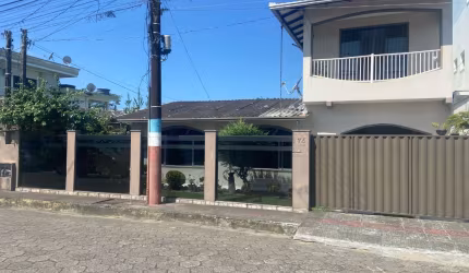 A venda casa com versatilidade no coração de Navegantes. Ideal para moradia ou  comércio.