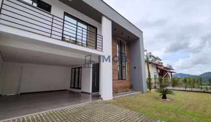 Casa com 1 suíte + 2 quartos, Centro de Guaramirim